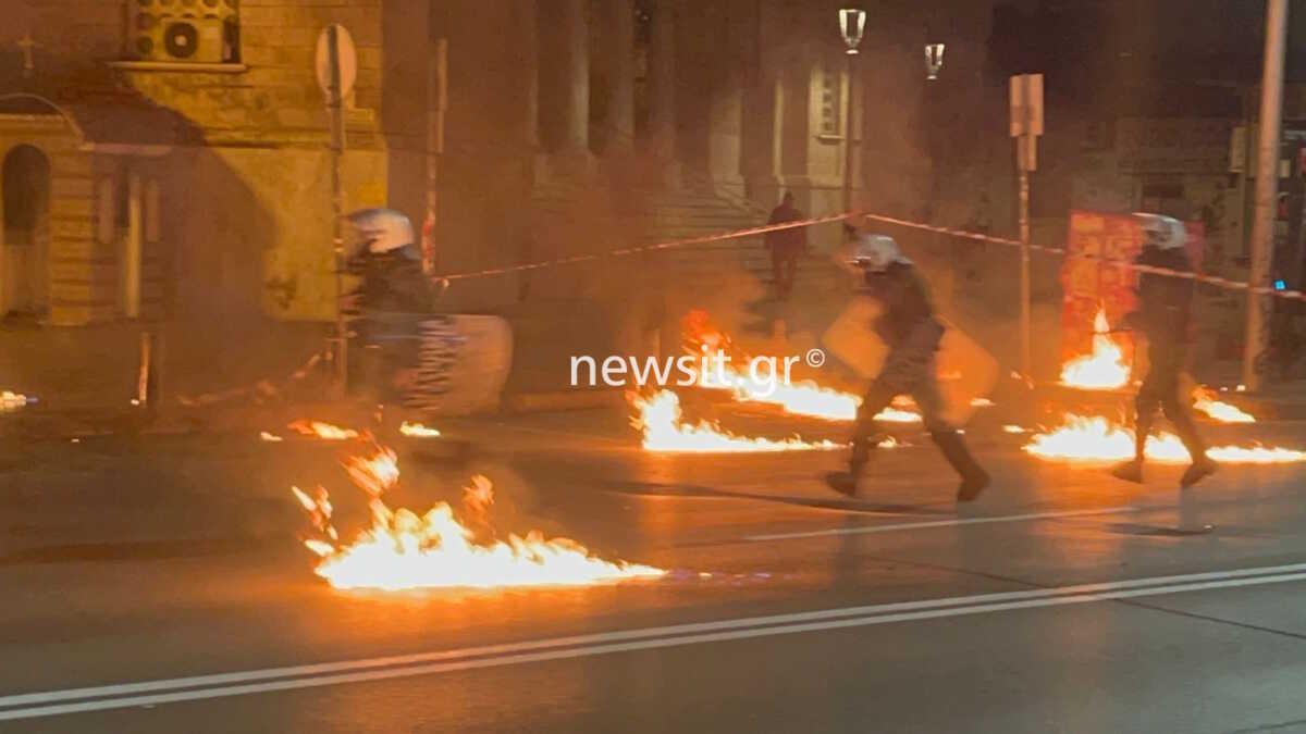 Πολυτεχνείο: Επεισόδια και μολότοφ μετά την πορεία στη Θεσσαλονίκη