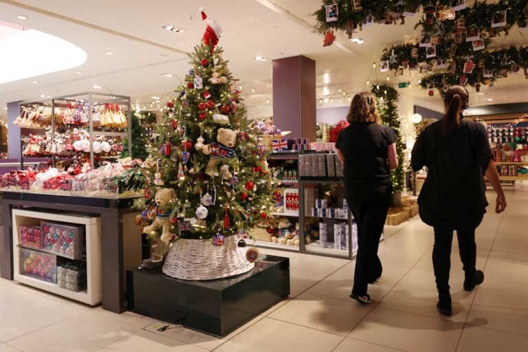 «Φόρεσε» τα χριστουγεννιάτικά της η Oxford Street στο Λονδίνο: Στολίστηκε με 300.000 φωτεινά αστέρια