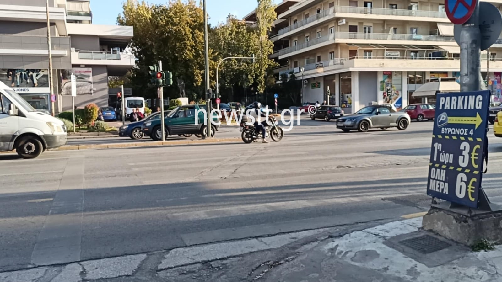 Ελεύθερη η 30χρονη που παρέσυρε τον 12χρονο με το πατίνι στη Μεσογείων – Της αφαιρέθηκε το δίπλωμα