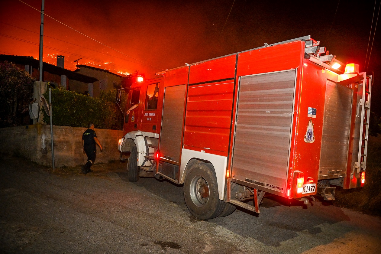 Πυρκαγιά στο Αίγιο, που ξέσπασε σήμερα το απόγευμα.Μάχη μέσα στην νύχτα της πυροσβεστικής, για να μην κατέβει η φωτιά στον οικισμό Τράπεζα, Κυριακή 23 Ιουλίου 2023  (ΓΙΩΤΑ ΛΟΤΣΑΡΗ