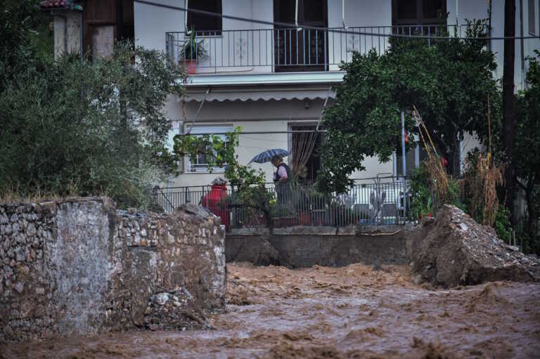 Σε λίμνη μετατράπηκε το Μικρολίμανο μετά από 15 λεπτά βροχής