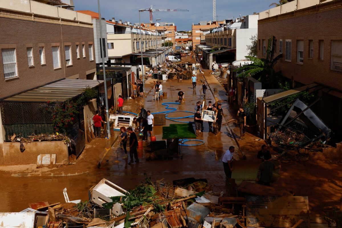 Στους 205 οι νεκροί από τις σαρωτικές πλημμύρες στην Ισπανία, τουλάχιστον 202 στη Βαλένθια – «Σβήνουν» οι ελπίδες για επιζώντες