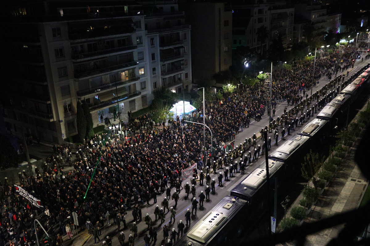 Πολυτεχνείο: Πάνω από 30.000 άτομα στην πορεία – Κατευθύνονται προς την ισραηλινή πρεσβεία, περισσότερες από 110 προσαγωγές