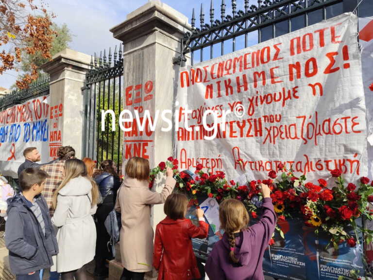 Πλήθος κόσμου στις εκδηλώσεις για την επέτειο του Πολυτεχνείου –  Έκλεισαν οι πύλες για να ξεκινήσει η πορεία, «αστακός» η Αθήνα