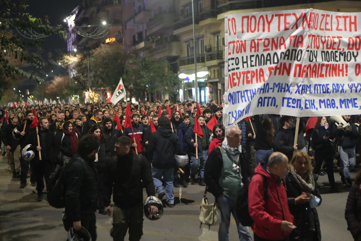 Πολυτεχνείο: Πάνω από 25.000 άτομα στην πορεία προς την αμερικανική πρεσβεία – Περισσότερες από 110 προσαγωγές