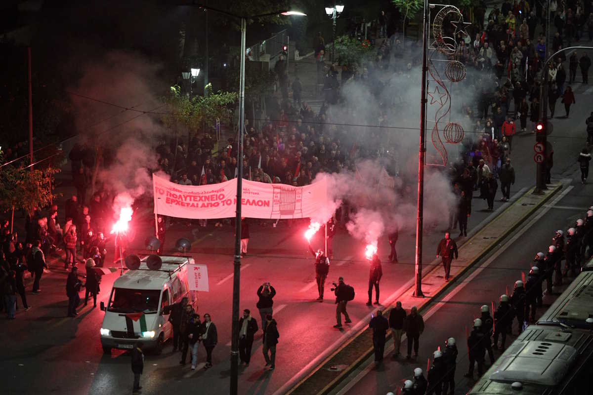 Πολυτεχνείο: Η μεγάλη και ειρηνική πορεία στην Αθήνα για την 51η επέτειο της εξεγέρσης