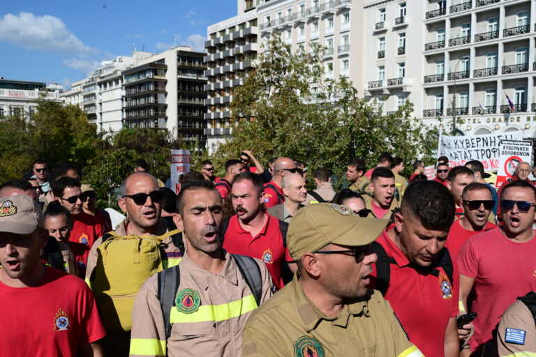 Εποχικοί πυροσβέστες: Νέα συγκέντρωση διαμαρτυρίας στο Σύνταγμα μετά τα αιματηρά επεισόδια με τα ΜΑΤ