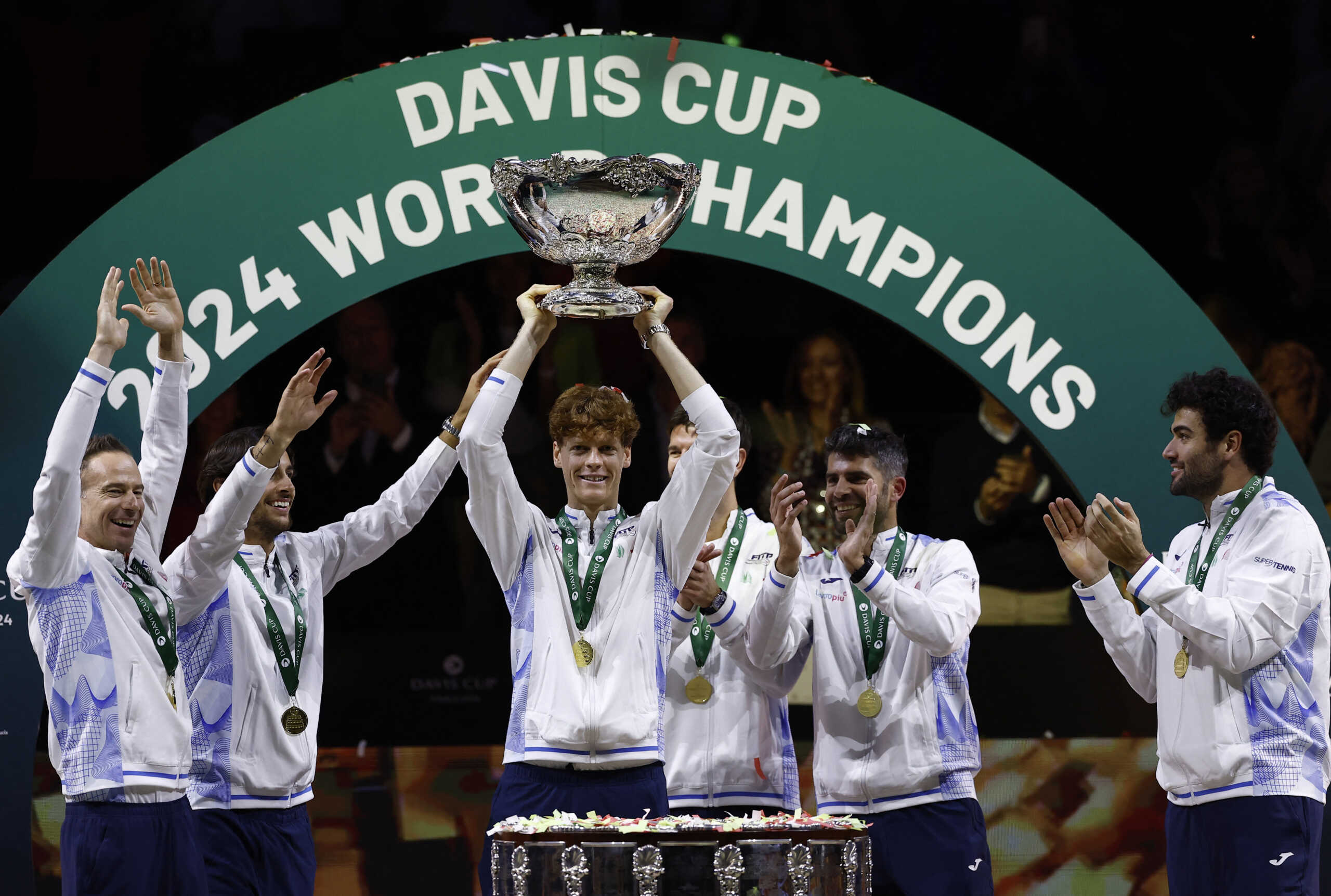 Tennis - Davis Cup Finals - Final - Italy v Netherlands - Palacio de Deportes Jose Maria Martin Carpena Arena, Malaga, Spain - November 24, 2024   Italy's Jannik Sinner celebrates with the trophy after winning the Davis Cup Finals REUTERS