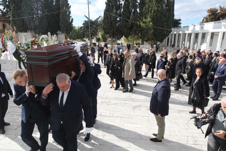 Δημήτρης Σούρας: Τελευταίο αντίο στον κορυφαίο ψυχίατρο με στιγμές συγκίνησης στο Α’ Νεκροταφείο Αθηνών