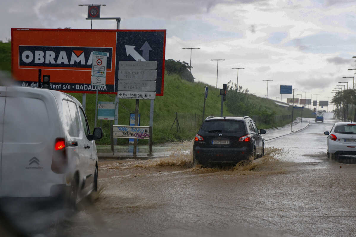 Ισπανία: Κόκκινος συναγερμός για πλημμύρες στη Βαρκελώνη – Απίστευτες εικόνες στους δρόμους