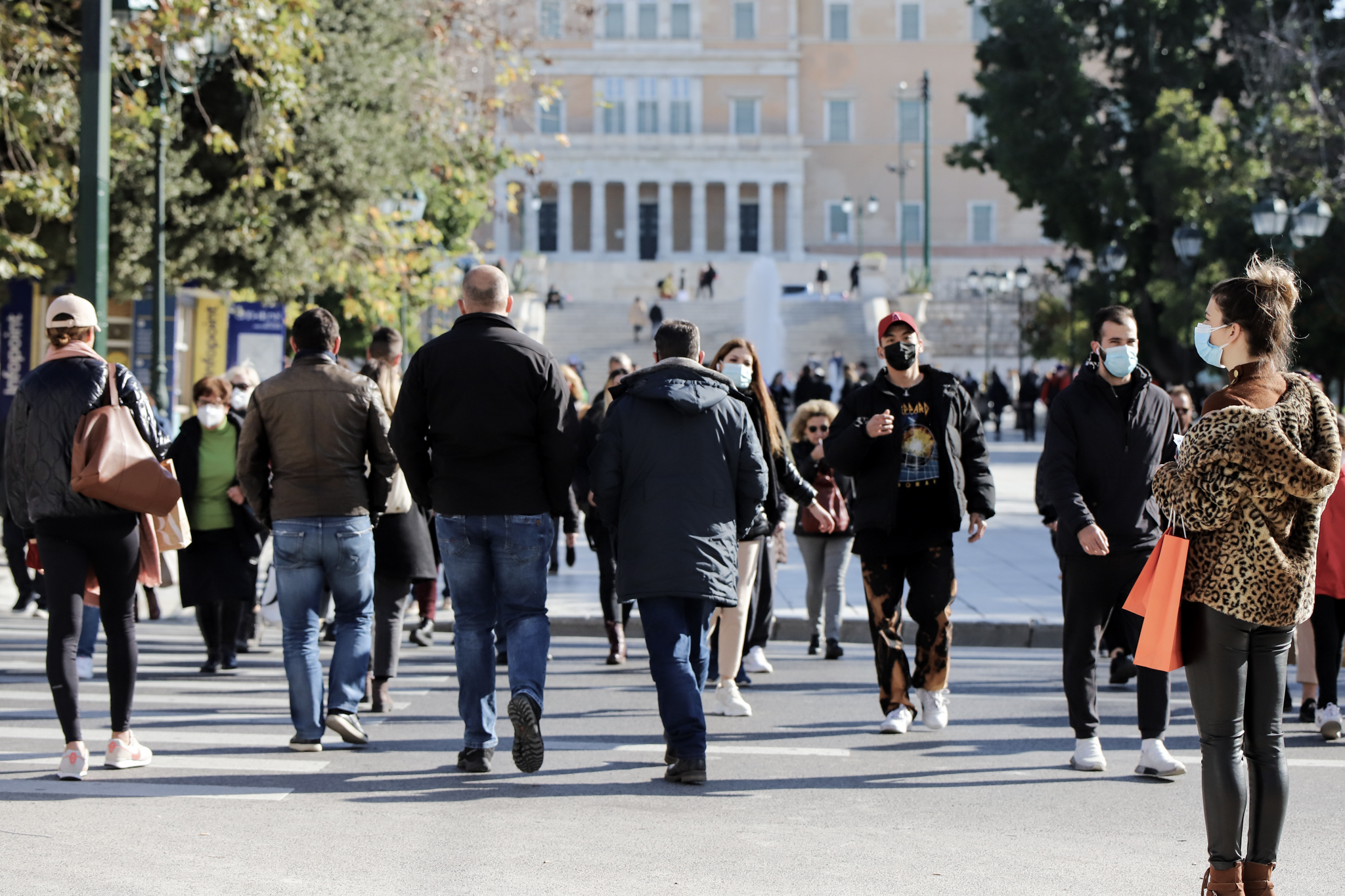 Στιγμιότυπα καθημερινότητας στο κέντρο της Αθήνας από την Ερμού, το Μοναστηράκι και το Σύνταγμα. (ΑΡΓΥΡΩ ΑΝΑΣΤΑΣΙΟΥ