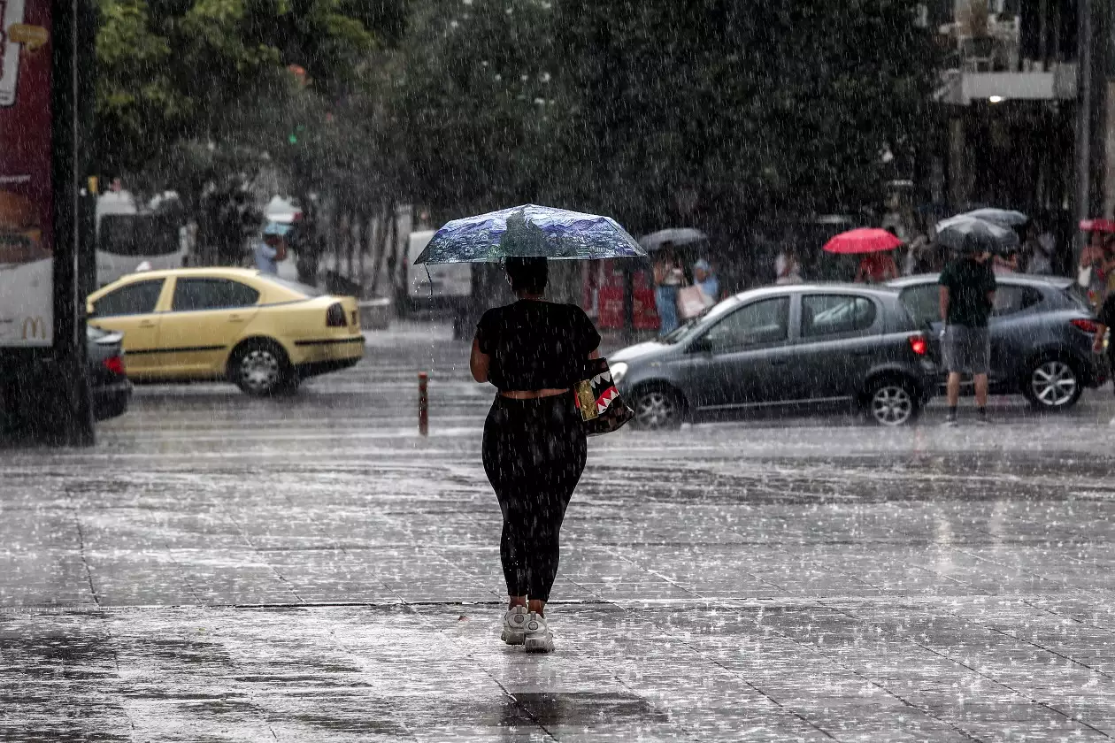 Καιρός σήμερα: Πτώση της θερμοκρασίας, βροχές και χιόνια στα ορεινά