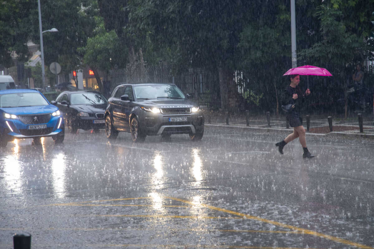 Καιρός αύριο: Βροχές, καταιγίδες και πτώση της θερμοκρασίας