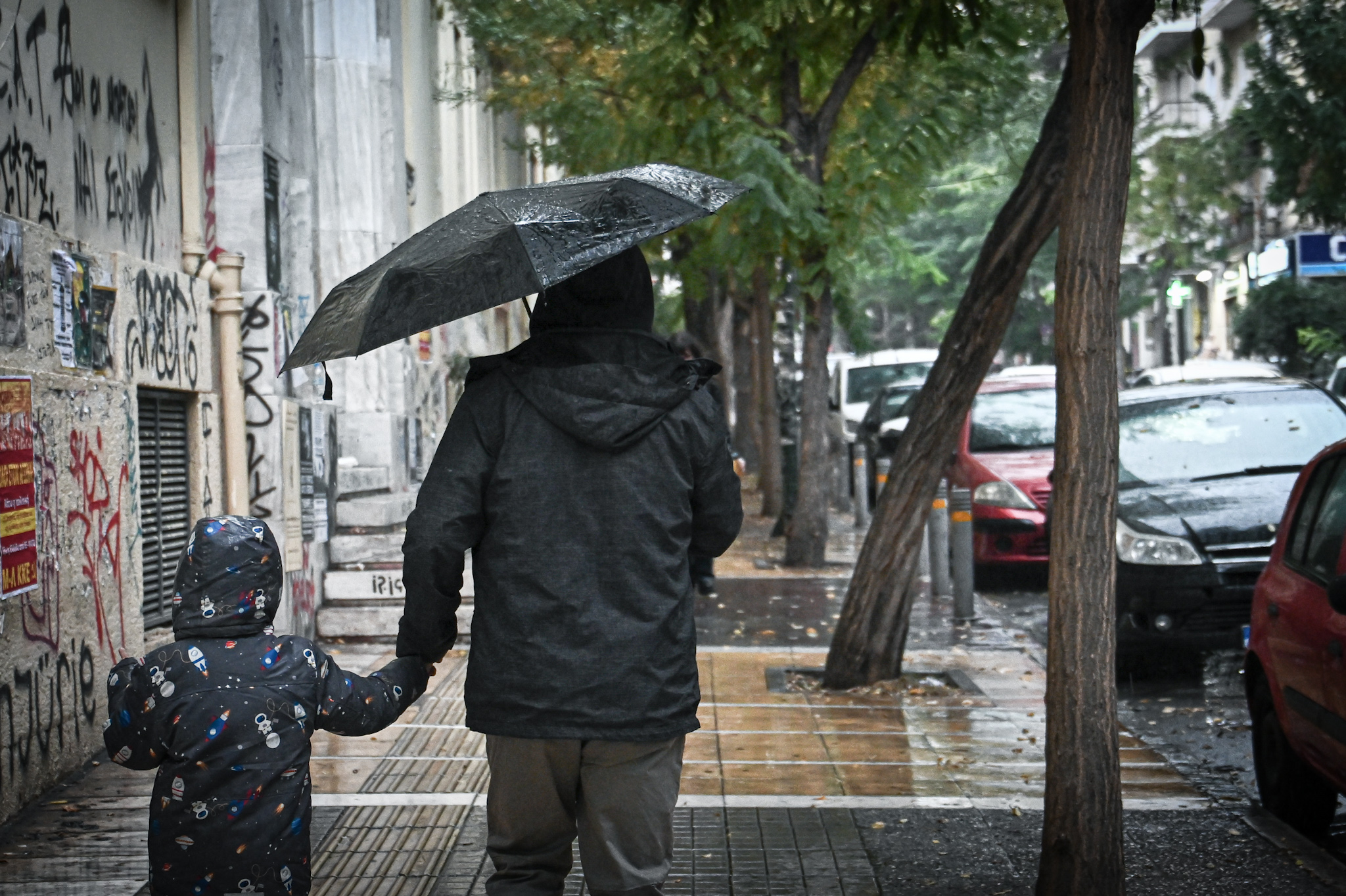 Ο καιρός τύπου «Π» φέρνει βροχές, καταιγίδες και χιόνια στα ορεινά – Σε υψηλά επίπεδα η θερμοκρασία