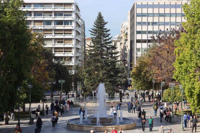 Στήθηκε το χριστουγεννιάτικο δέντρο στο Σύνταγμα – Έχει ύψος σχεδόν 20 μέτρα και «ταξίδεψε» από τη Χαλκιδική