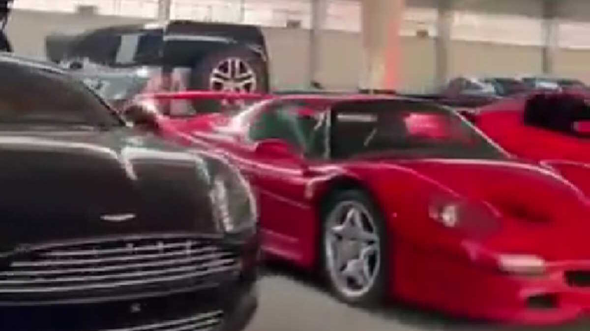 Μπασάρ αλ Άσαντ: Ferrari, Aston Martin, Rolls Royce βρήκαν οι Σύροι αντάρτες στο γκαράζ του εξαώροφου παλατιού