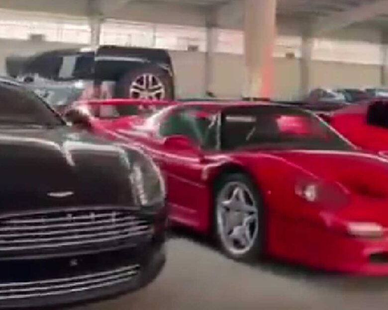 Μπασάρ αλ Άσαντ: Ferrari, Aston Martin, Rolls Royce βρήκαν οι Σύροι αντάρτες στο γκαράζ του εξαώροφου παλατιού