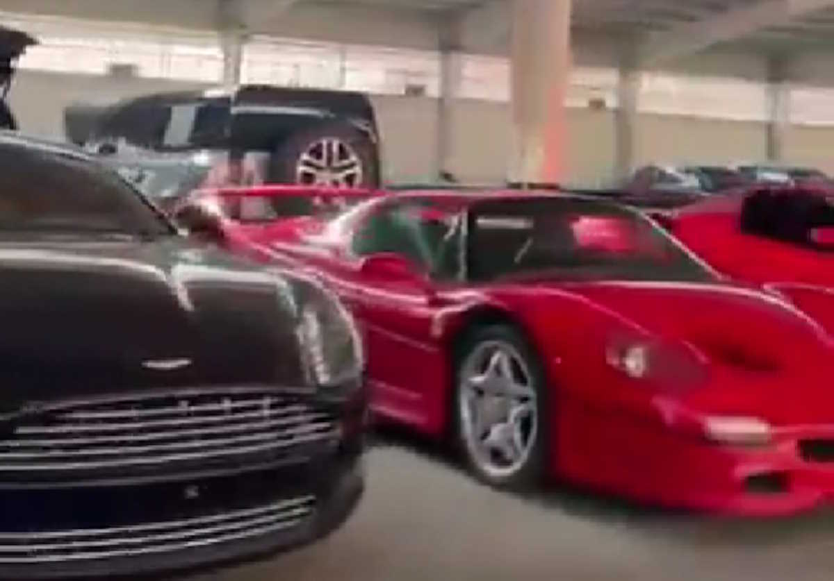 Μπασάρ αλ Άσαντ: Ferrari, Aston Martin, Rolls Royce βρήκαν οι Σύροι αντάρτες στο γκαράζ του εξαώροφου παλατιού