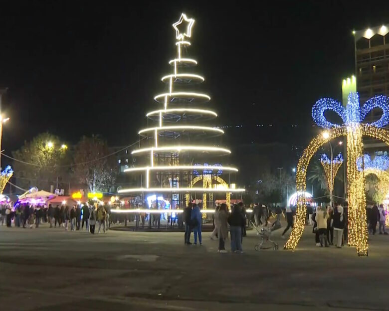 Δαμασκός: Φωταγωγήθηκε το χριστουγεννιάτικο δέντρο – Διαδηλωτές ζήτησαν «δημοκρατία, ελεύθερη και κοσμική Συρία»