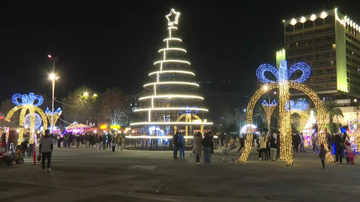 Δαμασκός: Φωταγωγήθηκε το χριστουγεννιάτικο δέντρο – Διαδηλωτές ζήτησαν «δημοκρατία, ελεύθερη και κοσμική Συρία»