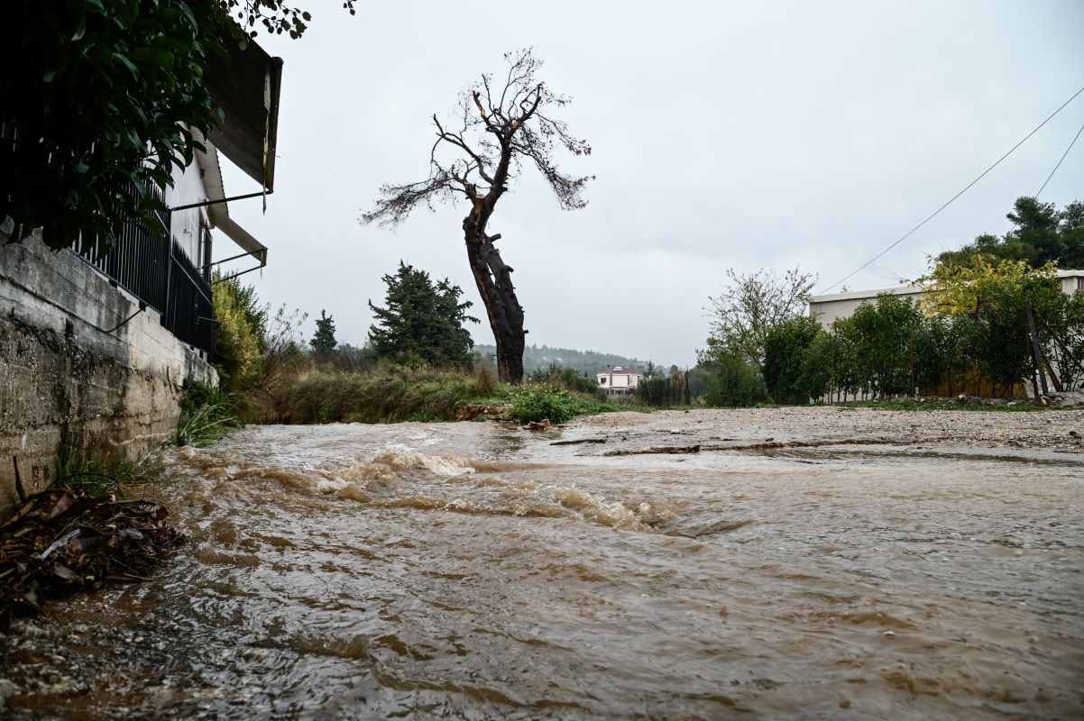 Διόνυσος: Εγκλωβισμένοι οδηγοί κοντά στον Άγιο Πέτρο από φερτά υλικά