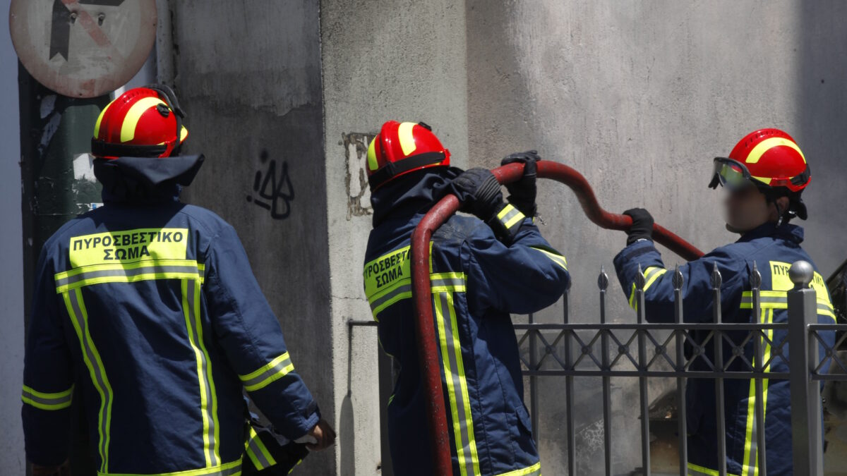 Φωτιά σε κτίριο στην Πειραιώς «έκοψε» την κυκλοφορία βράδυ Παρασκευής