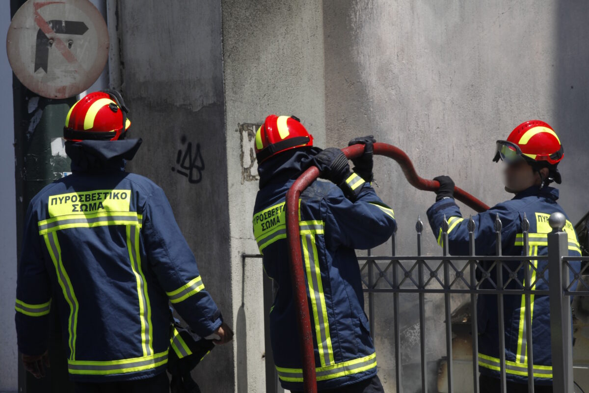 Φωτιά σε κτίριο στην Πειραιώς «έκοψε» την κυκλοφορία βράδυ Παρασκευής