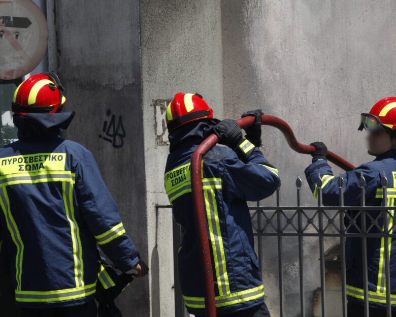 Φωτιά σε κτίριο στην Πειραιώς «έκοψε» την κυκλοφορία βράδυ Παρασκευής