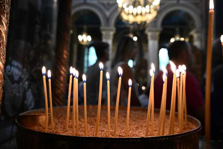 Χειροπέδες σε ιερέα του Πύργου που χτύπησε τη σύντροφό του - Τον συνέλαβαν μετά τη λειτουργία