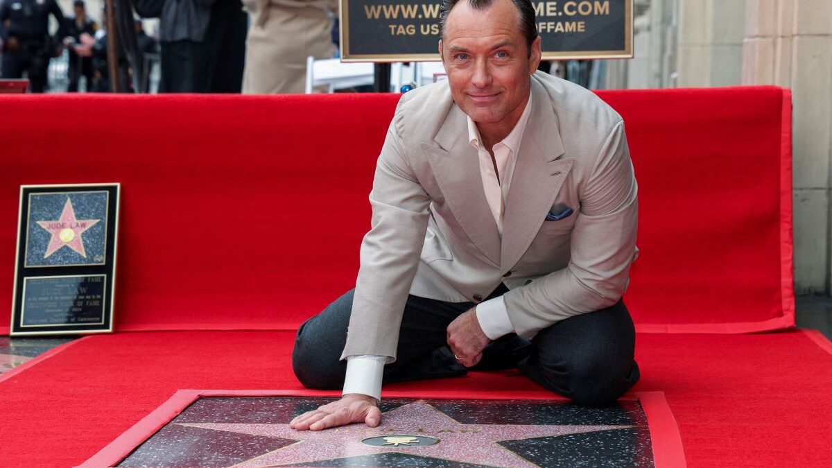 Ο Τζουντ Λο απέκτησε το δικό του αστέρι στη Walk of Fame – Στο πλευρό του, η δίμετρη σύζυγός του και ο «κλώνος» γιος του