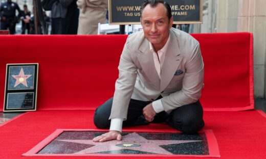 Ο Τζουντ Λο απέκτησε το δικό του αστέρι στη Walk of Fame – Στο πλευρό του, η δίμετρη σύζυγός του και ο «κλώνος» γιος του