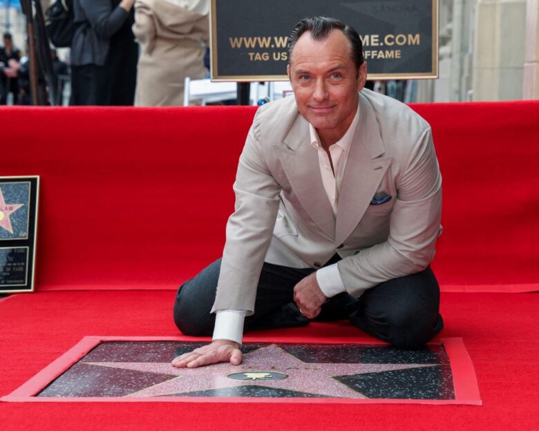 Ο Τζουντ Λο απέκτησε το δικό του αστέρι στη Walk of Fame – Στο πλευρό του, η δίμετρη σύζυγός του και ο «κλώνος» γιος του