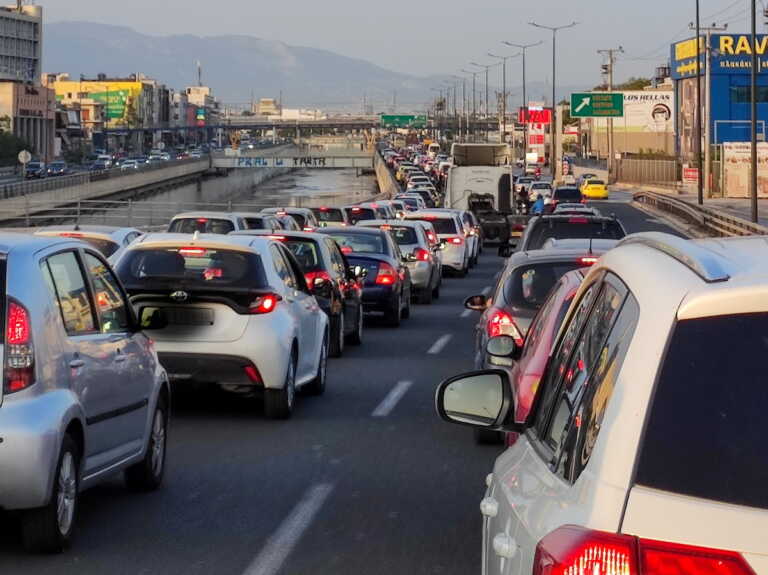 Κυκλοφοριακό χάος σε Κηφισό, Μεσογείων και Κηφισίας – Προβλήματα και στην Αττική Οδό