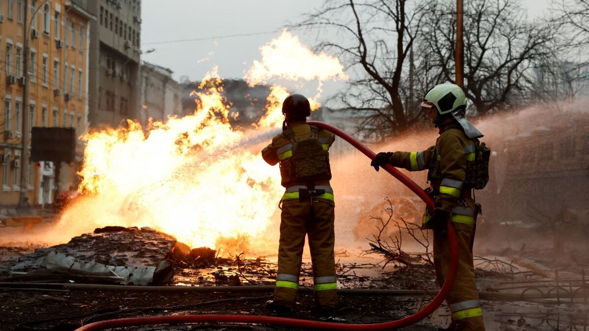 Ουκρανία: Ισχυρές εκρήξεις με έναν νεκρό στο Κίεβο από μεγάλη πυραυλική επίθεση – Φωτιές σε όλη την πόλη