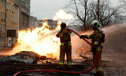 Ουκρανία: Ισχυρές εκρήξεις με έναν νεκρό στο Κίεβο από μεγάλη πυραυλική επίθεση – Φωτιές σε όλη την πόλη