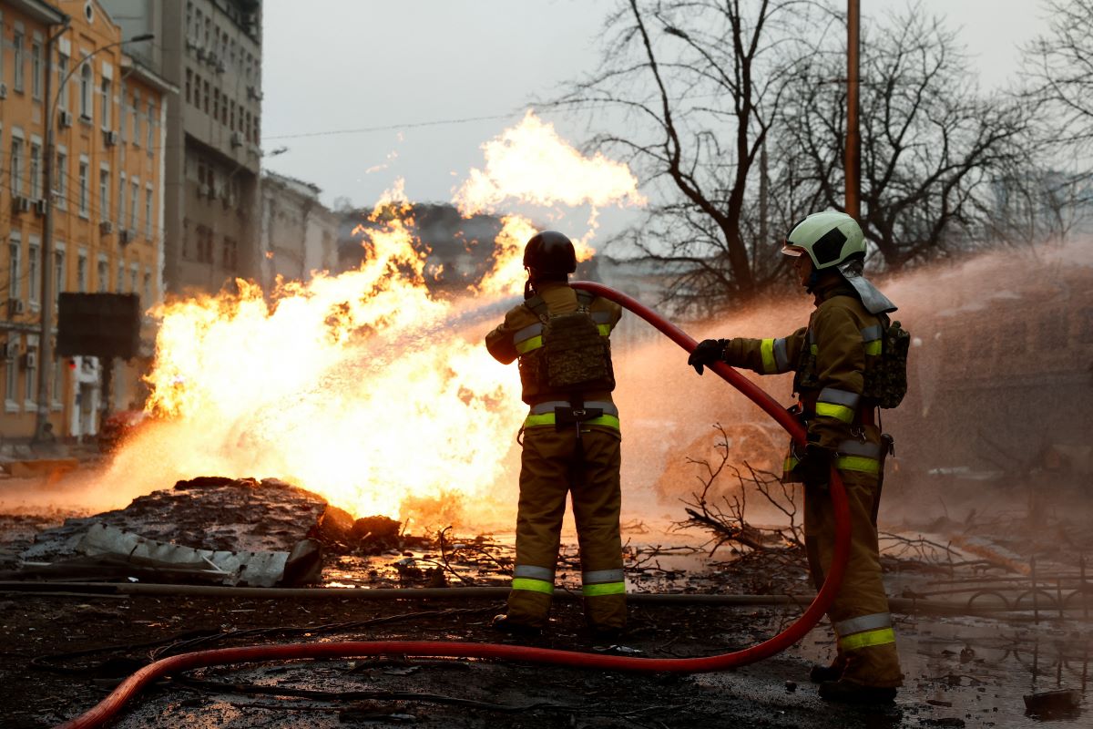 Ουκρανία: Ισχυρές εκρήξεις με έναν νεκρό στο Κίεβο από μεγάλη πυραυλική επίθεση – Φωτιές σε όλη την πόλη