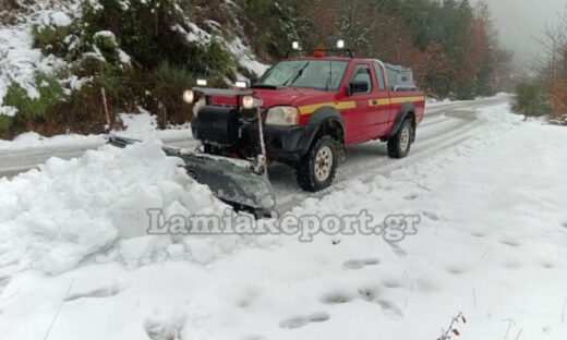 Λαμία: Δεύτερη ημέρα μάχης με τα χιόνια και τα ακινητοποιημένα οχήματα