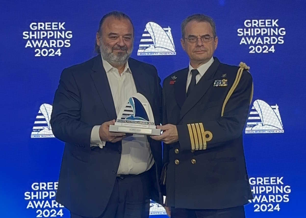 Μάριος Ηλιόπουλος στην απονομή του safety award στα Greek shipping awards 2024: Με το σπαθί της νίκης για τις νέες γενιές