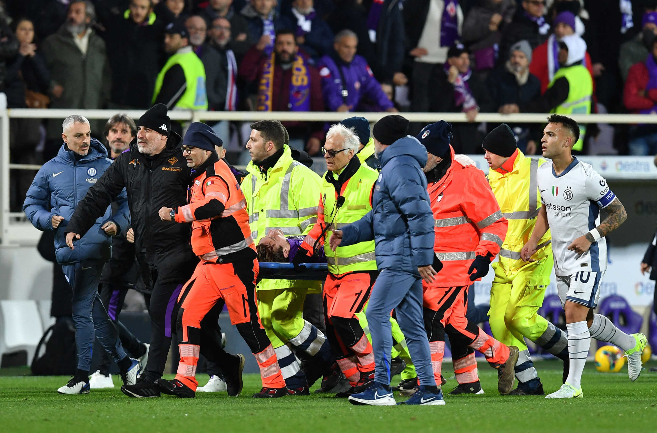 Soccer Football - Serie A - Fiorentina v Inter Milan - Stadio Artemio Franchi, Florence, Italy - December 1, 2024 Fiorentina's Edoardo Bove is stretchered off after sustaining an injury REUTERS