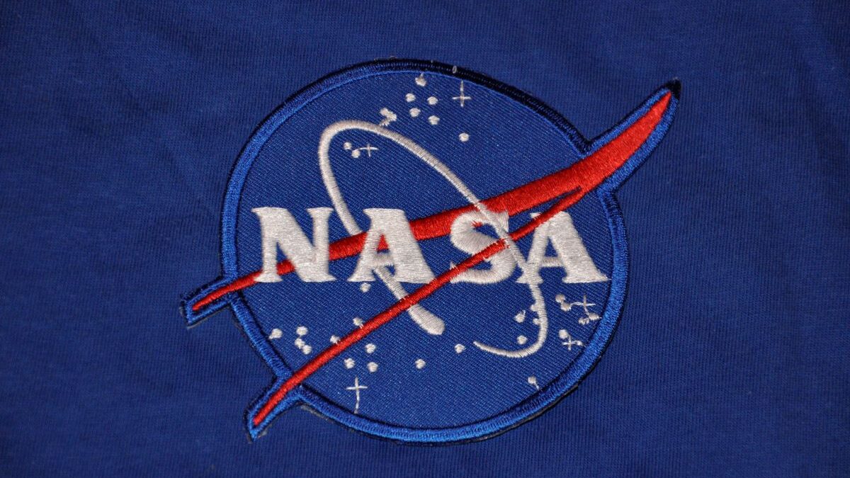 NASA: Αστρικό σμήνος σχηματίζει ένα χριστουγεννιάτικο δέντρο 