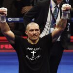 Oleksandr Usyk: Ο Ουκρανός πυγμάχος που φόρεσε μπλούζα με τη φράση «Ορθοδοξία ή Θάνατος» στα ελληνικά μέσα στη Σαουδική Αραβία