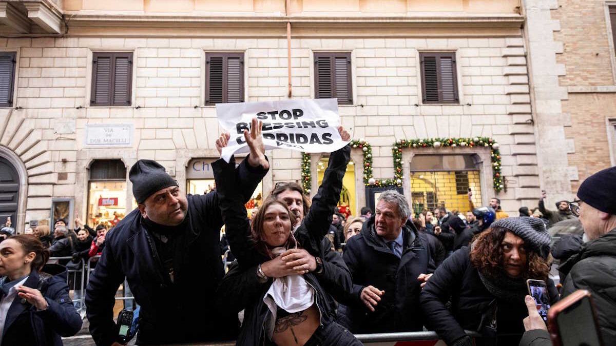 Ρώμη: Ακτιβίστρια κατά των ταυρομαχιών προσπάθησε να φτάσει τον Πάπα Φραγκίσκο