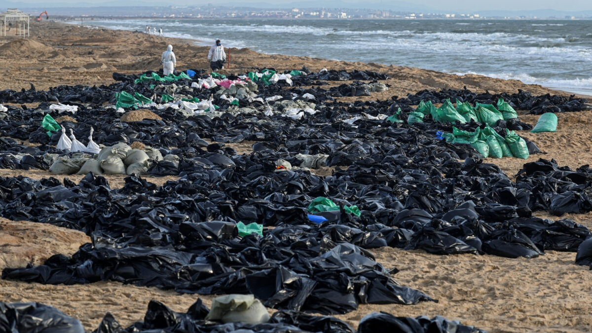 Ρωσία: Ανυπολόγιστη η οικολογική καταστροφή στην Κριμαία  – Η βύθιση δύο τάνκερ προκάλεσε διαρροή πετρελαίου