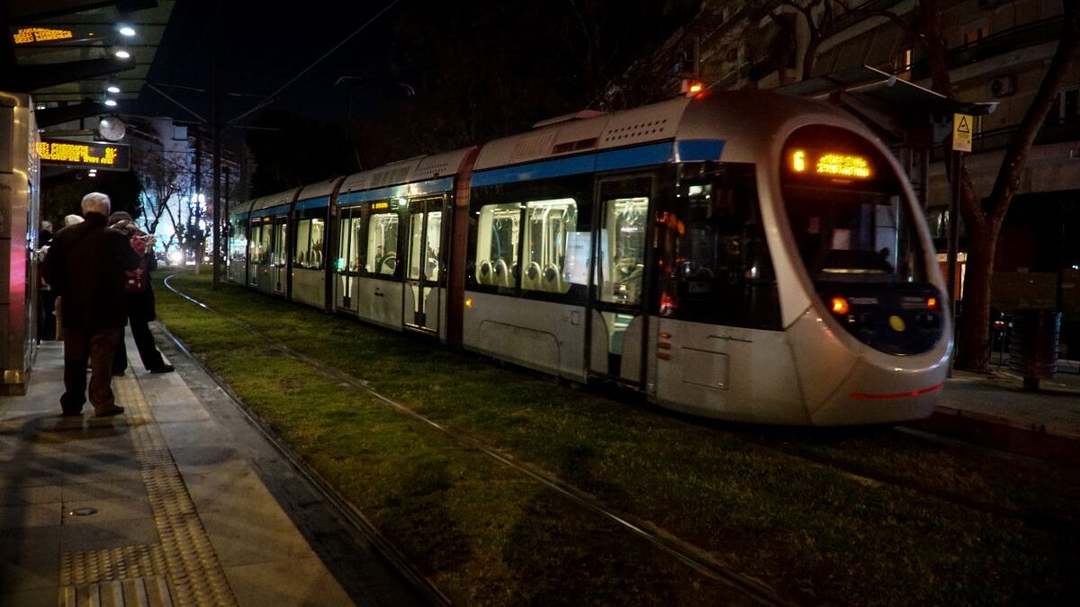 Εκτροχιάστηκε τραμ μετά από σύγκρουση με αυτοκίνητο στην Παραλιακή – Προσωρινό τέρμα στο ΣΕΦ, κυκλοφοριακό «έμφραγμα»