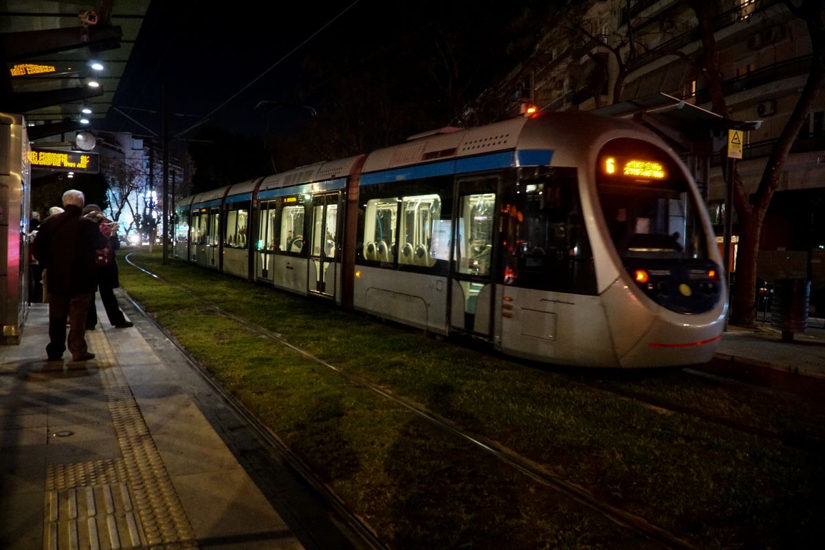 Εκτροχιάστηκε τραμ μετά από σύγκρουση με αυτοκίνητο στην Παραλιακή – Προσωρινό τέρμα στο ΣΕΦ, κυκλόφοριακό «έμφραγμα»