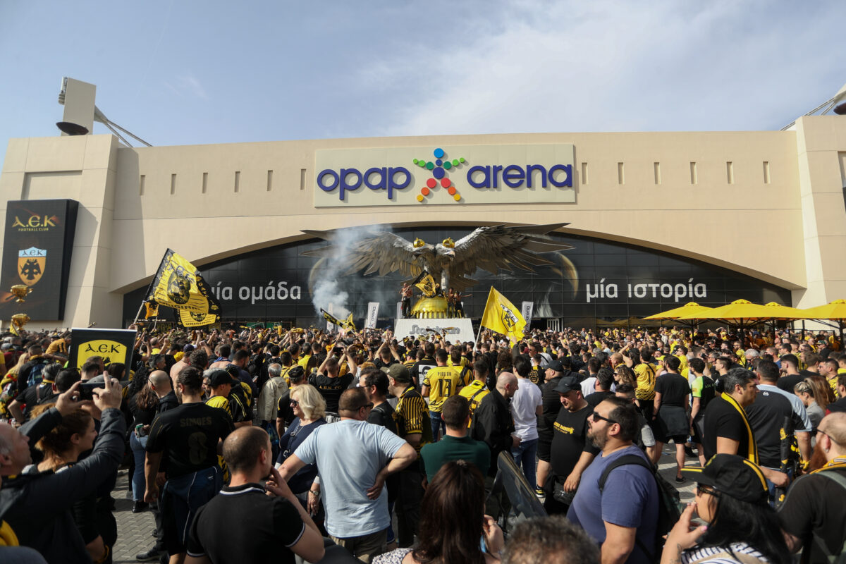 Μεγάλη Χριστουγεννιάτικη γιορτή της ΑΕΚ με Stavento και Ήβη Αδάμου έξω από την Opap Arena