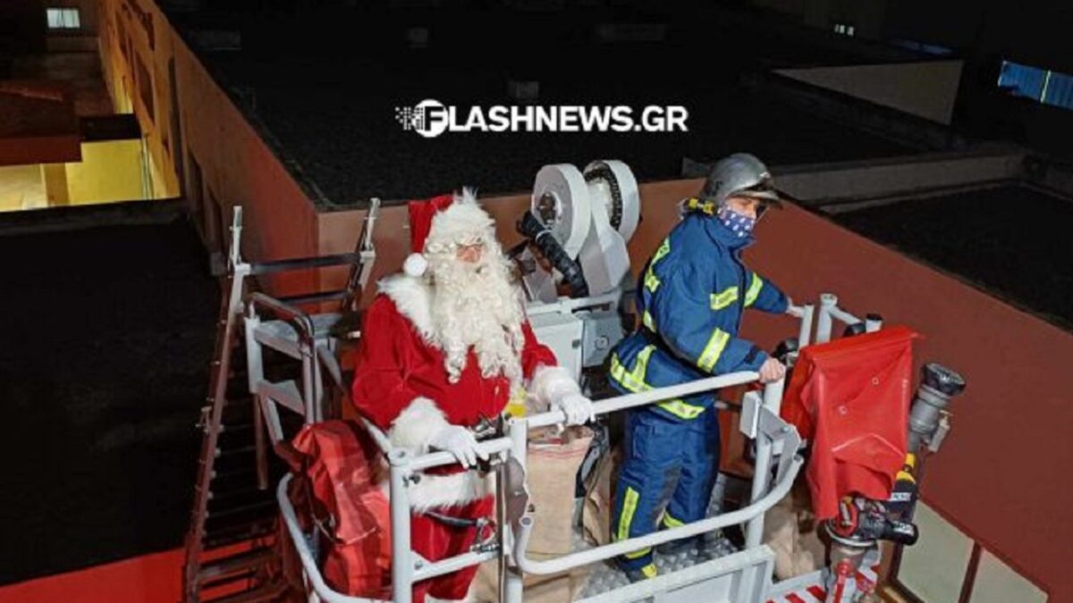 Χανιά: Με βραχιονοφόρο όχημα έφτασε ο Άγιος Βασίλης στο νοσοκομείο και μοίρασε δώρα στα παιδιά