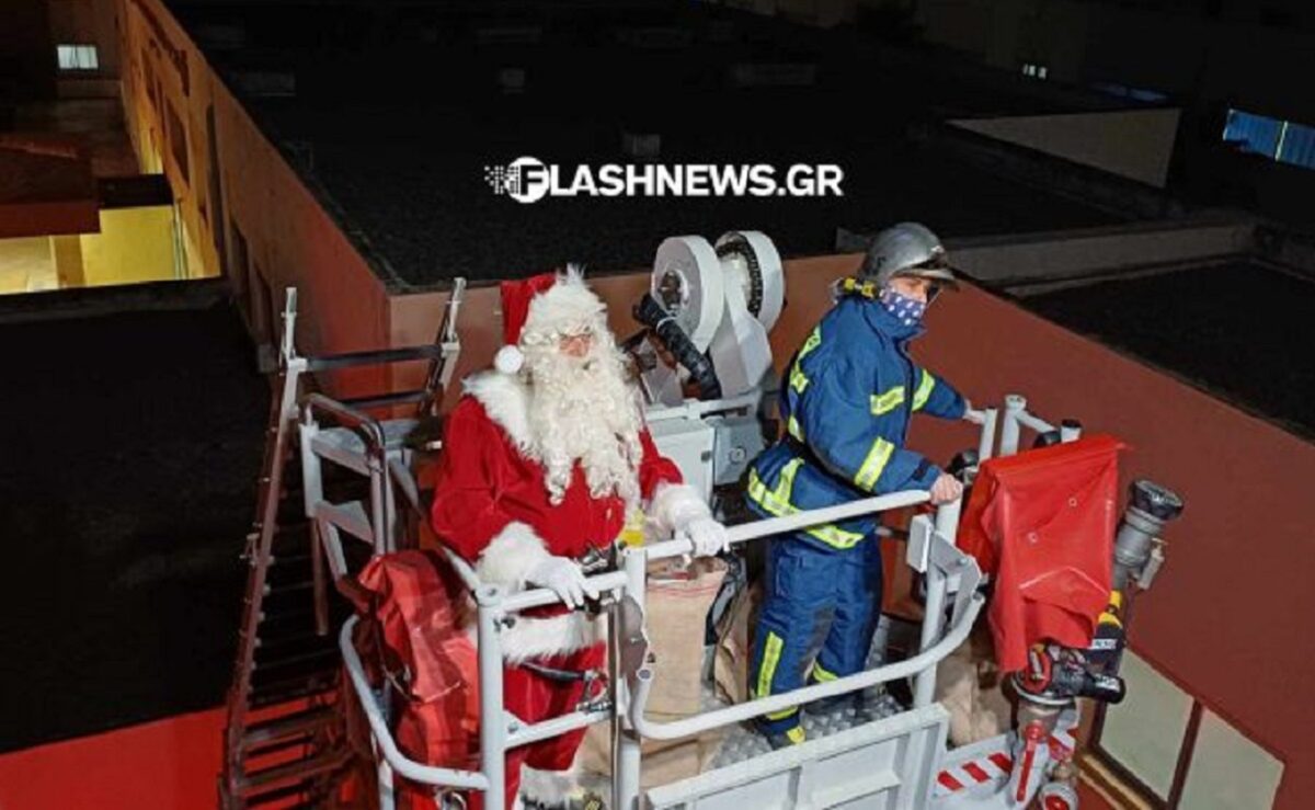 Χανιά: Με βραχιονοφόρο όχημα έφτασε ο Άγιος Βασίλης στο νοσοκομείο και μοίρασε δώρα στα παιδιά