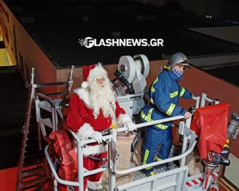 Χανιά: Με βραχιονοφόρο όχημα έφτασε ο Άγιος Βασίλης στο νοσοκομείο και μοίρασε δώρα στα παιδιά