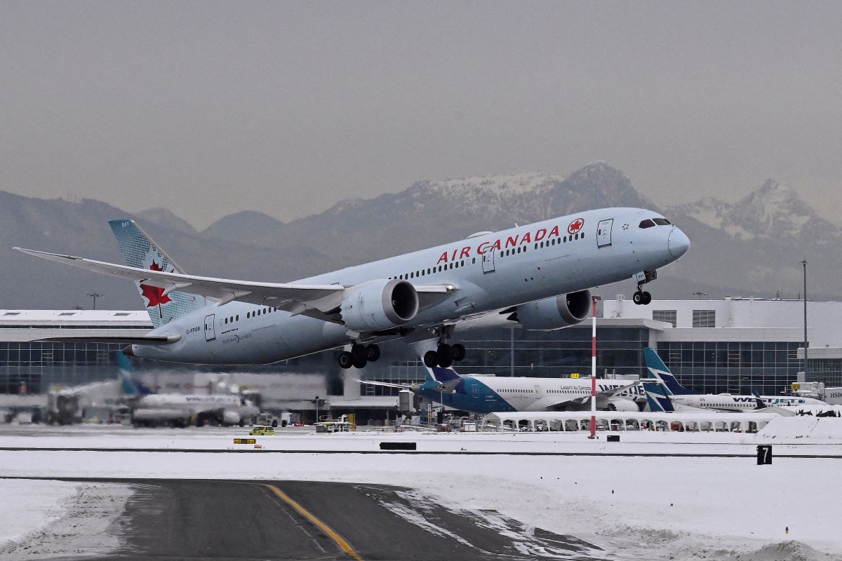 Καναδάς: Αεροπλάνο της Air Canada έπιασε φωτιά κατά την προσγείωση – Σώοι οι επιβάτες